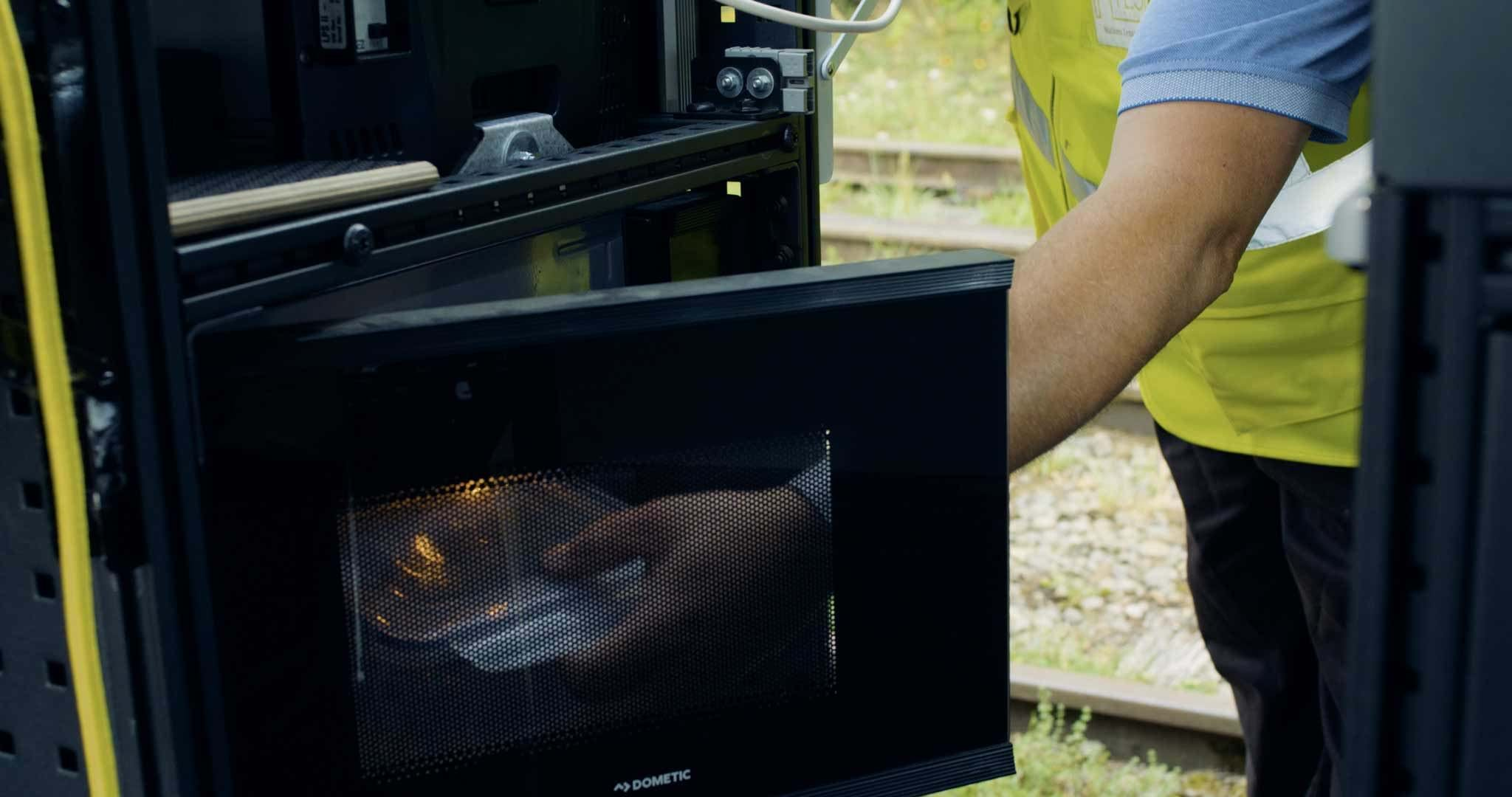 El sistema de inversor/batería todo en uno alimenta el horno microondas y otros electrodomésticos